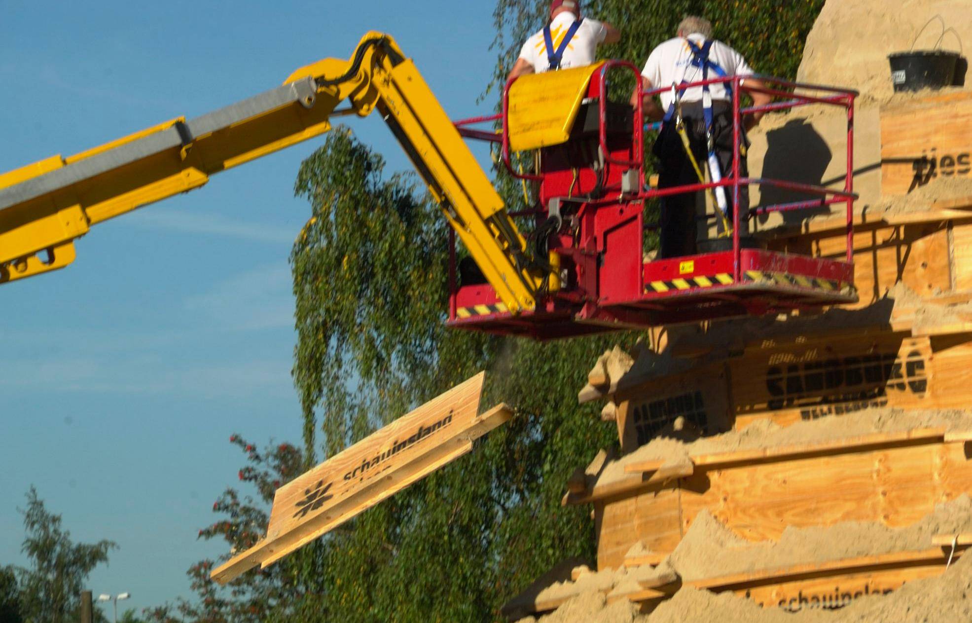 Derweilen wurden auch schon Einschalungsbretter weiter abmontiert....