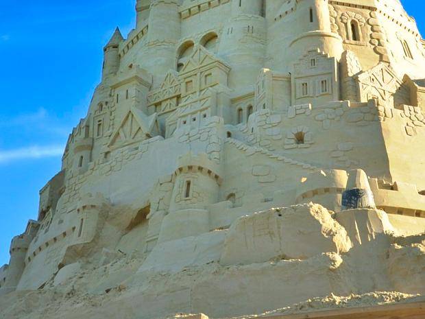 Aber alles ist aus Sand. So gibt es an der rückwärtigen Seite einen kleinen Schaden...