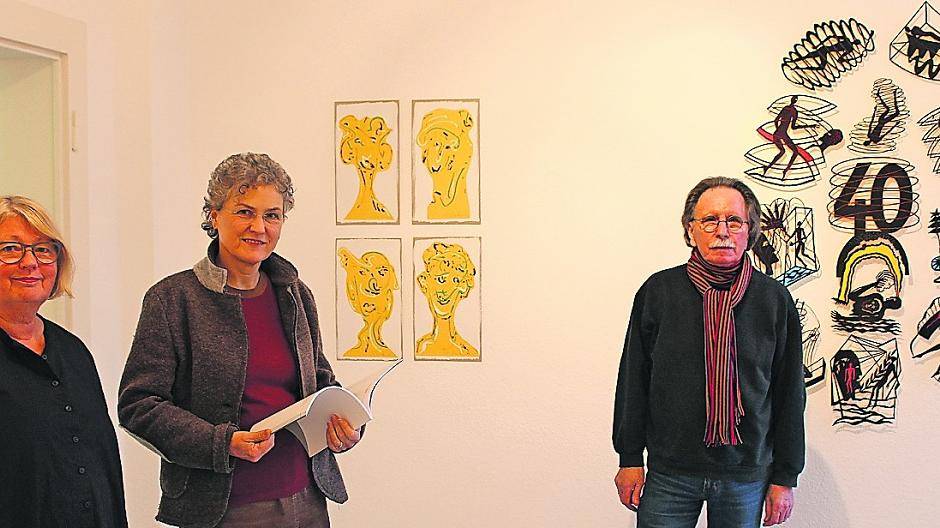  Ausstellung in eigener Sache: Die Vorsitzenden der Gemeinschaft Krefelder Künstler GKK, Edith Stefelmanns (l.) und Christine Prause, laden zur Ausstellung „40 Jahre GKK“ ein. Einer der Beiträger ist der bekannte Künstler K.A. Janßen (r.), der sich mit seinem bezeichnenden Werk „Miteinander“ beteiligt hat. Links daneben hängt die gelb-grün bemalte Collage „Vier-zig-ckig“ von Christel Schulte-Hanhardt. 