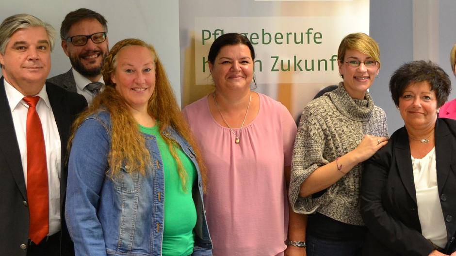  Ulrich Käser, Chef der Duisburger Arbeitsagentur und Helios-Pflegedirektor Carl Poersch mit den Kurs-Teilnehmerinnen Petra Gemsjäger, Özgül Gökdemir, Bianca Schock sowie Karina Wardenski und der stellvertretenden Pflegeschulleiterin Sandra Weidlich (von links) präsentierten das erfolgreiche „Weiterbildungs-Projekt“ am Hamborner Helios-Klinikum. 