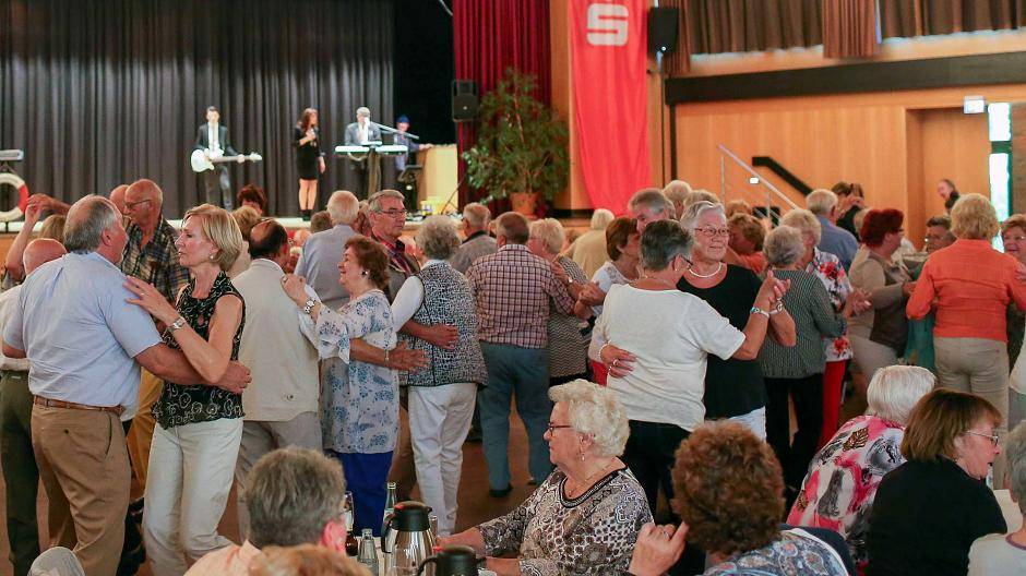 Über 400 Gäste feierten im Kulturzentrum Rheinkamp das Herbstfest der Senioren.