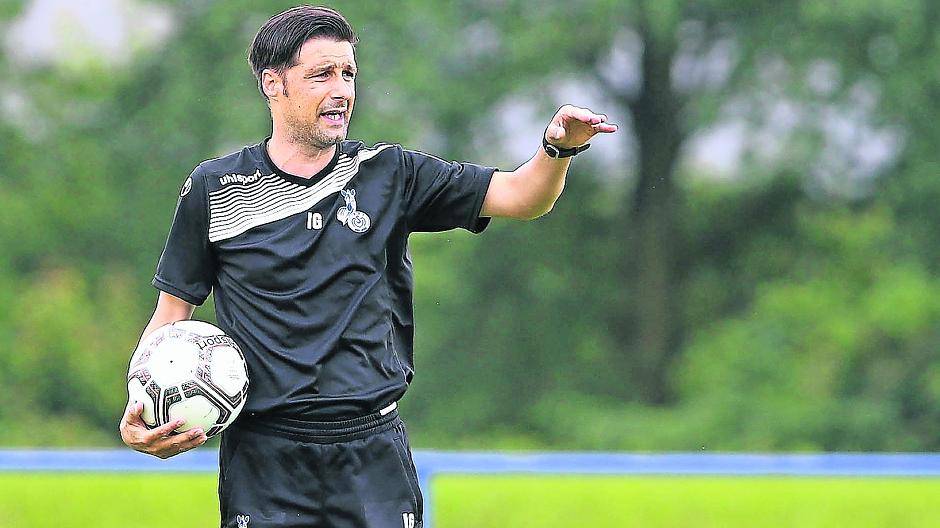 Auch während der Spielpause in der Liga hält MSV-Coach Ilia Gruev Konzentration und Spannung im Training hoch.