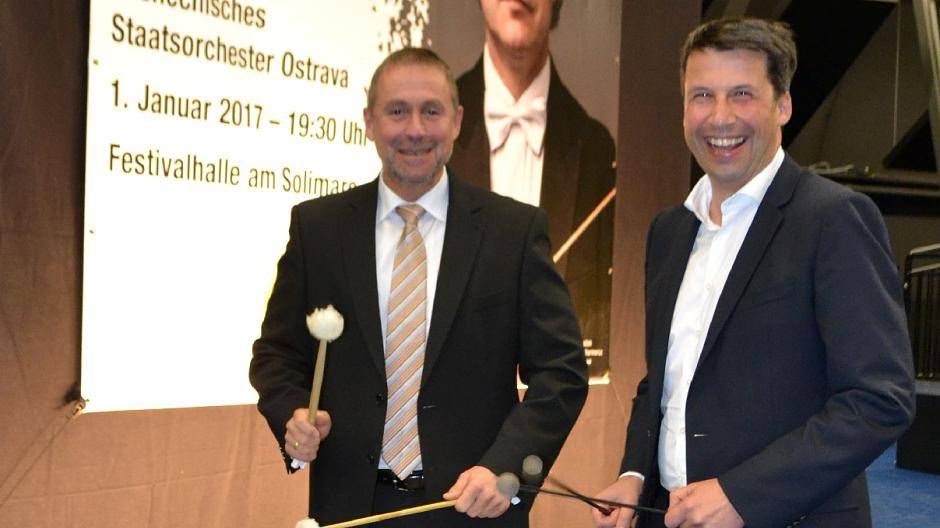 Guido Lohmann, Vorstandsvorsitzender der Volksbank Niederrhein, und Stefan Krämer, Geschäftsführer ENNI Energie &amp; Umwelt Niederrhein, hauen ordentlich auf die Pauke um Werbung für das Neujahrskonzert zu machen.