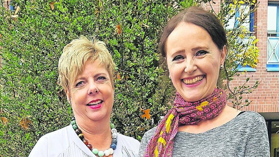 Ute Piegeler (l.), Leiterin des Fachbereichs Schule, Sport, Kultur, und Béatrice Delassalle-Wischert, Leiterin der Volkshochschule Meerbusch.