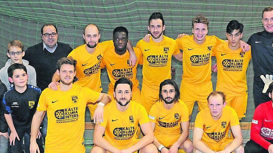 Bei der Siegerehrung: Die erste Mannschaft des TSV Meerbusch. Dabei auch Anzeigenverkaufs- und Objektleiter Bernd Arnolds (hintere Reihe: 2.v.l.) von den Meerbuscher Nachrichten.