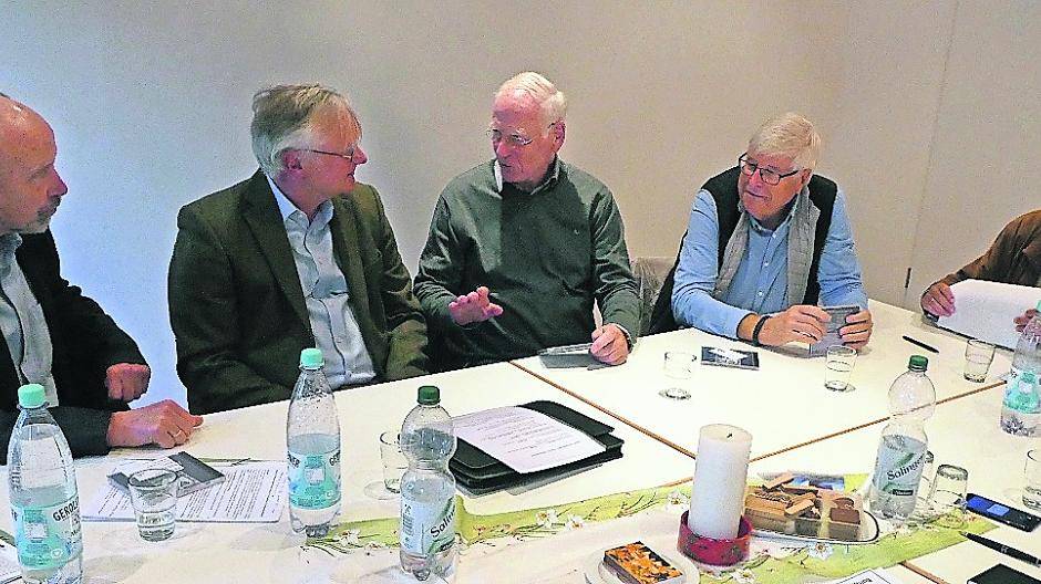 Von links nach recht: Ulf Hoenicke, Vertreter der Stiftung der evangelischen Kirche in Büderich, Stefan Berzdorf, Vorsitzender der Stiftung Büderich, Heribert Schween, Stiftungsratsvorsitzender „Wir für Meerbusch“, Dr. Lothar Beseler, Vorstandsvorsitzender „Wir für Meerbusch“ und Ernst-Hermann Eckes, Stiftungsratsvorsitzender der Gemeindestiftung Lank.