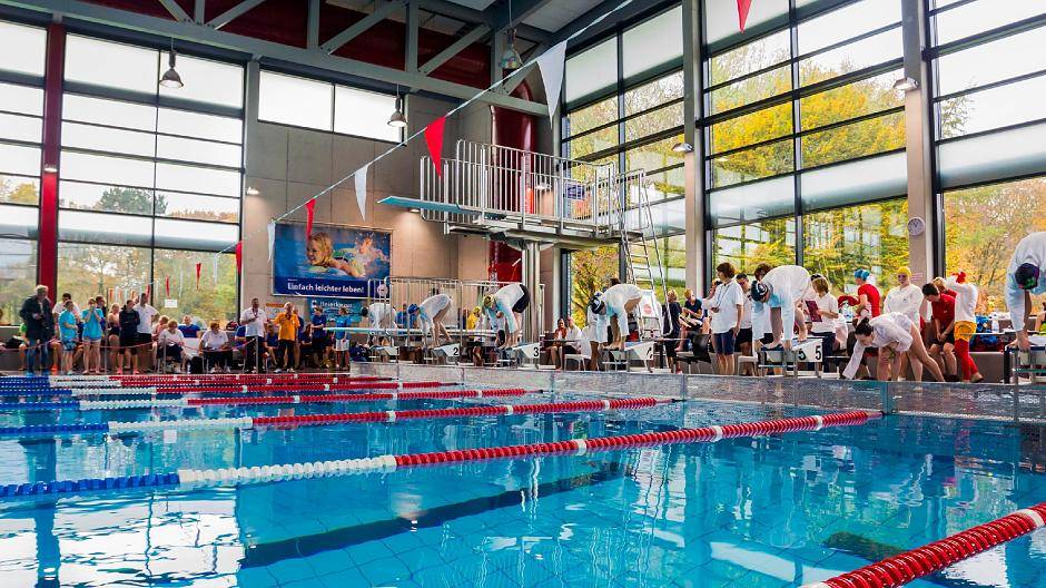 Schwimmmeister zeigten, was sie drauf haben