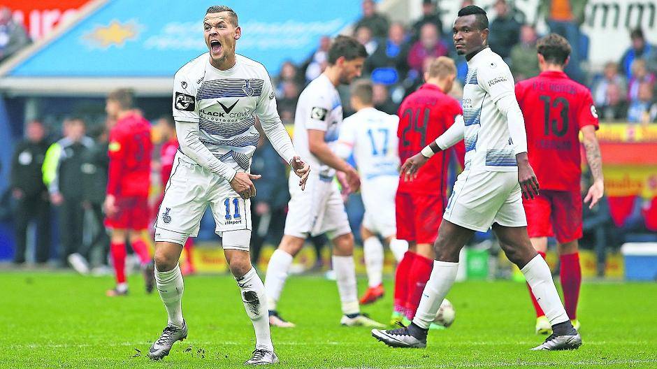 Stanislav Iljutcenko hat den Papp auf und meckert heftig in Richtung Linienrichter. Dafür gab’s Gelb.