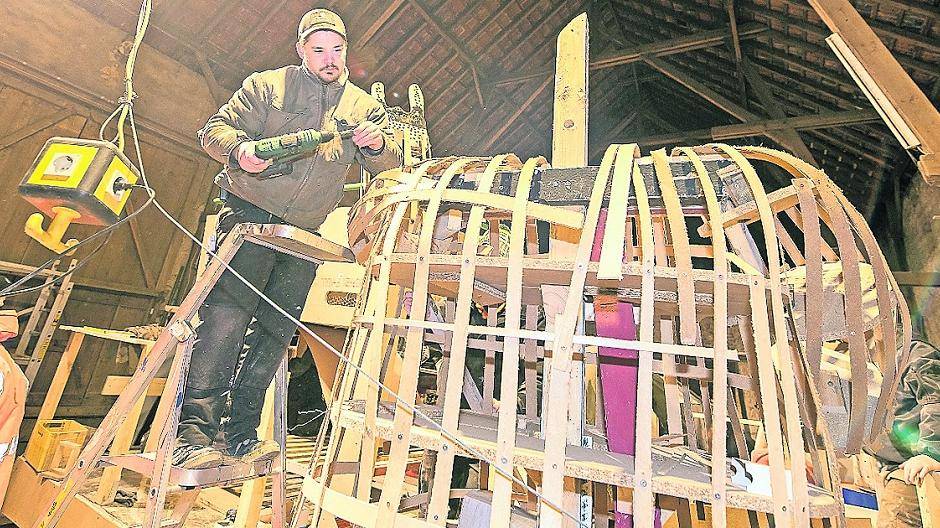 Amelie I. Groß und Marius I. Neuhausen mit ihrer „Spacekutsche“. Bereits am vergangenen Wochenende fand der Kinderumzug in Nierst statt. Fotos: sb