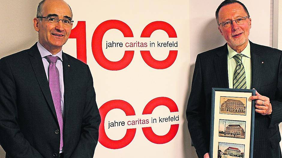  Möchten mit der ganzen Bevölkerung feiern: die Caritas-Vorstände Hans-Georg Liegener (r.) und Georg De Brouwer. Der Verband in Krefeld wird 100 Jahre alt. Auch das Hansa-Haus gegenüber dem Hauptbahnhof, in dem der Verband residiert und von dem einige historische Aufnahmen existieren, wurde 1916 eröffnet. 