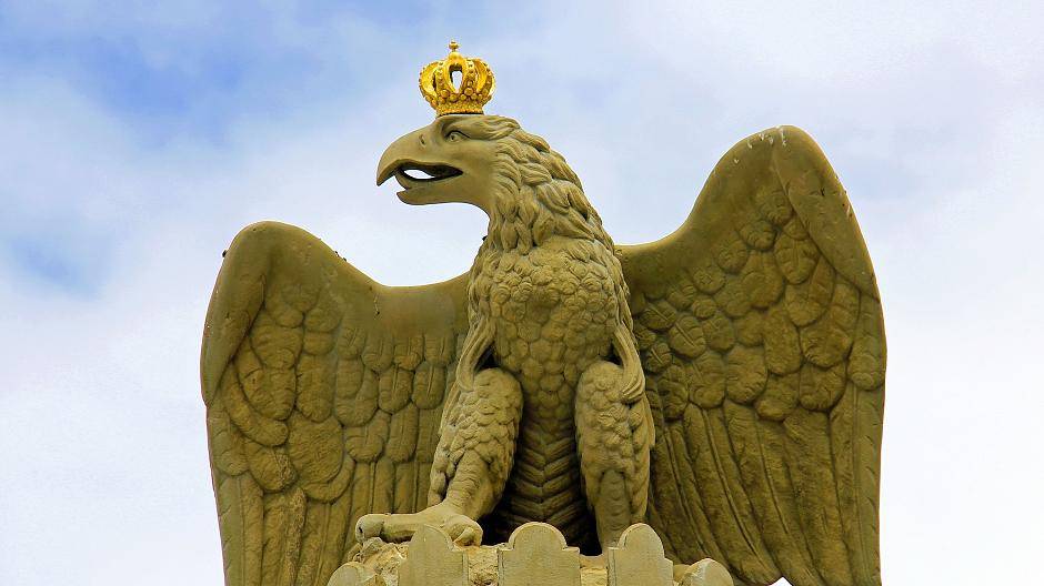 Dieses Jahr bekam der Adler ein goldenes Krönchen. 160 Jahre steht er auf dem Altmarkt...