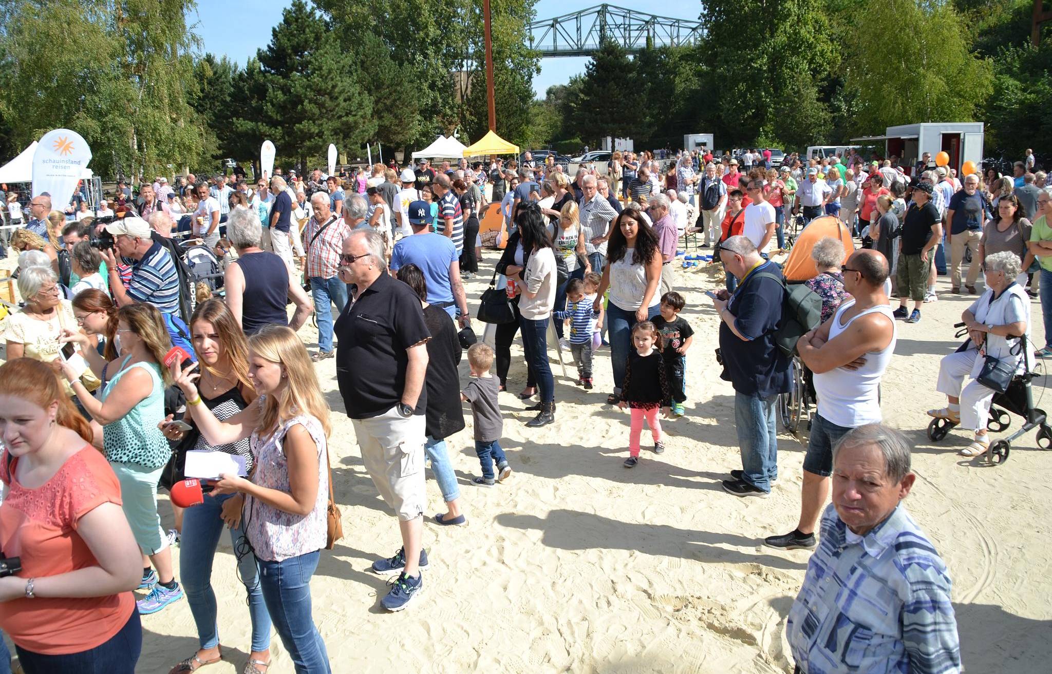 Etliche hundert Menschen waren gekommen, um bei der Messung dabei zu...
