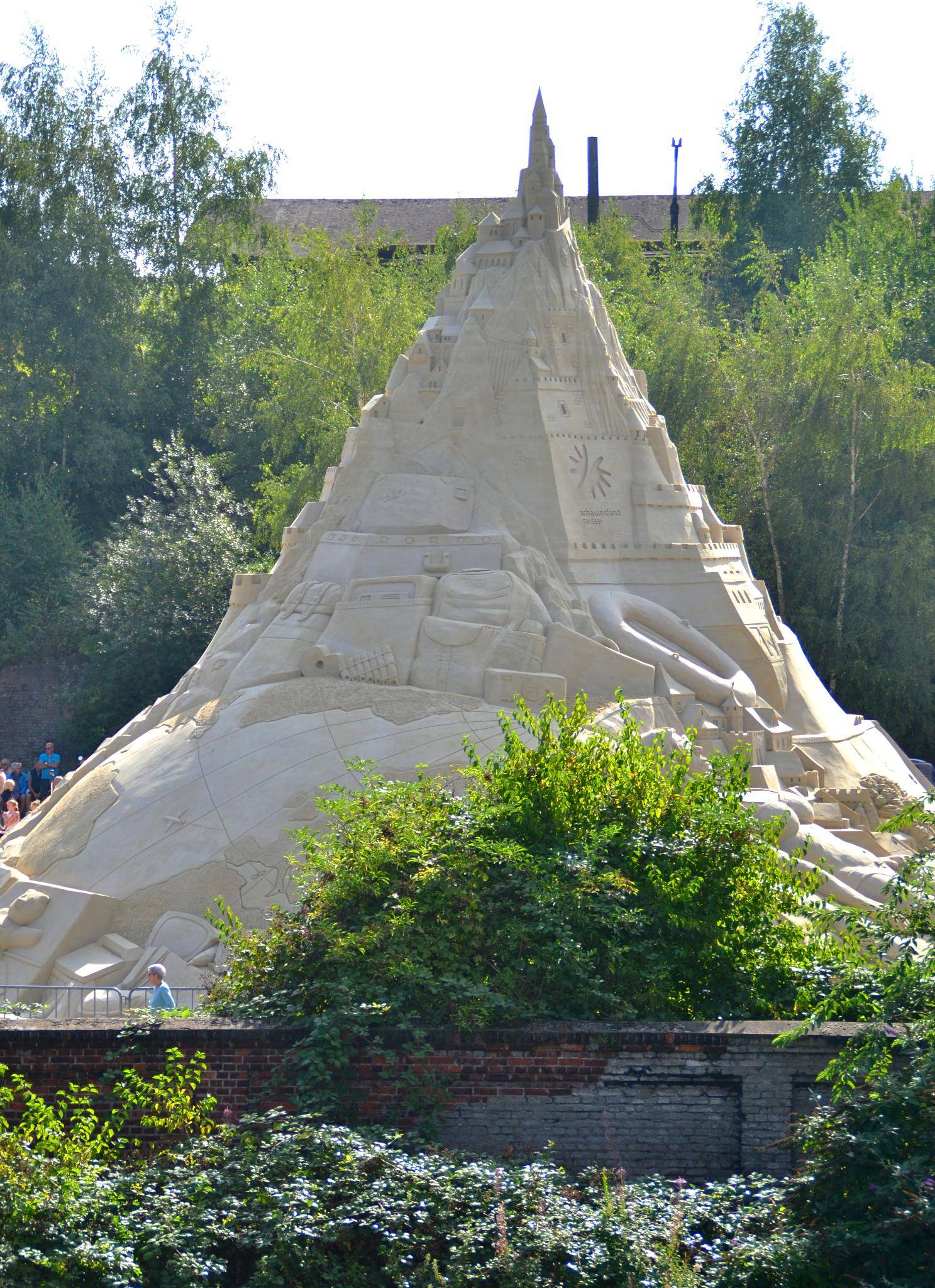 Auch vom angrenzenden ehemaligen Bahndamm bietet die Sandburg einen tollen...