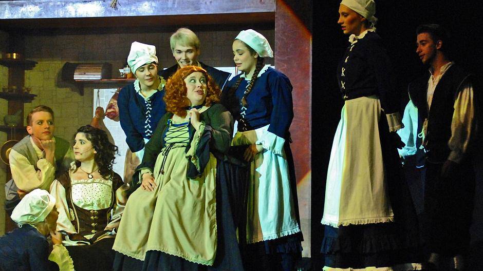 Die Kostüme sind von den Mitglieder des Musicalvereins "Pro Y.O.U:" komplett...