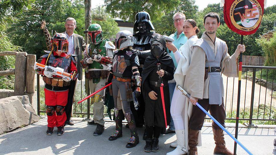 Die Zoo-Organisatoren mit Star-Wars-Fans.