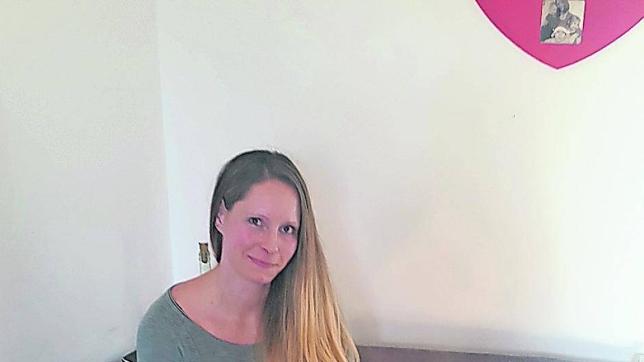  Die 35-jährige Einzelhandelskauffrau Susanne Starkowske verbringt viel Zeit mit ihren Kindern. Dazu gehört auch das Basteln oder Malen. 