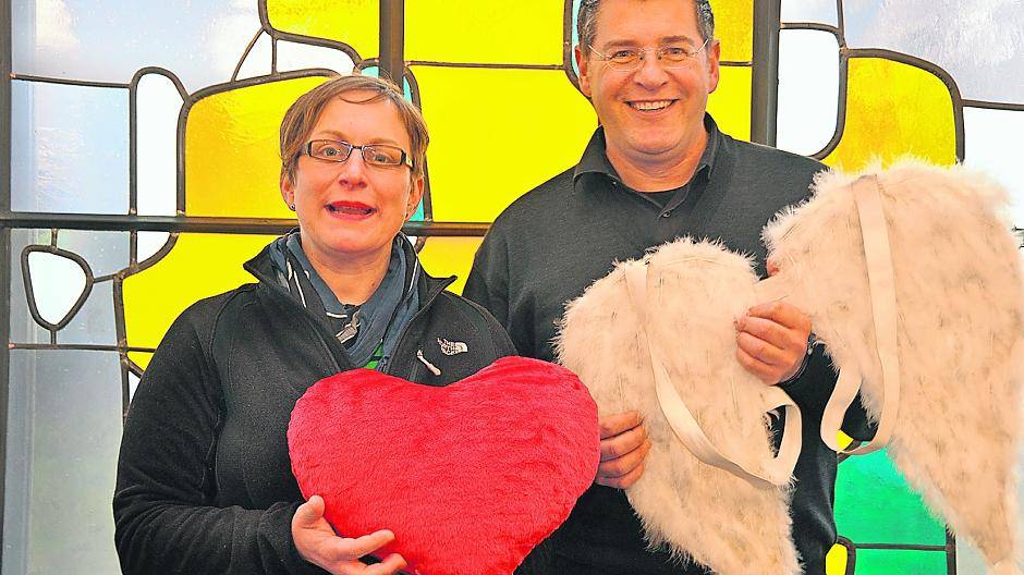 Kaplan Marc Kubella und Gemeindereferentin Anne Hermanns-Dentges bereiten in der Königshofer Herz-Jesu-Kirche einen Valentinstagsgottesdienst vor. Hierbei machen sie sich Gedanken zu „Wer liebt, sieht mehr“.
