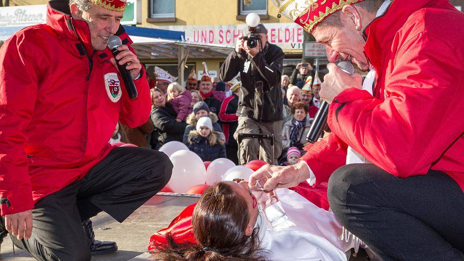Hoppedine Anke Penzenstadler wird von Jörg Thiem, Vorsitzender der Vlü-Ka-Ge, und von...