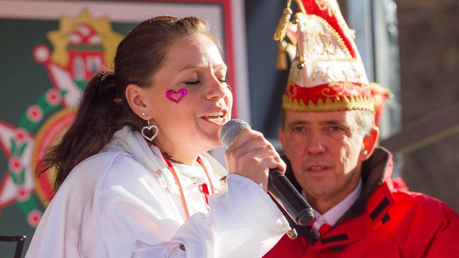 In ihrer Bütt ließ die Hoppedine das vergangene Jahr Revue...