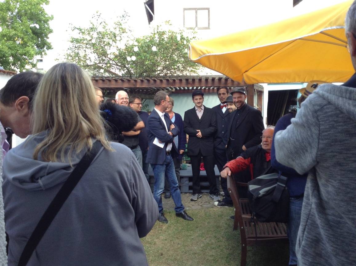 DA staunte stellv. Bürgermeister Thomas Groß nicht schlecht: Die Künstler Julian Schimanski, Tim Blankenstein und Marcos Reych werden im Anzug zur Dose greifen.