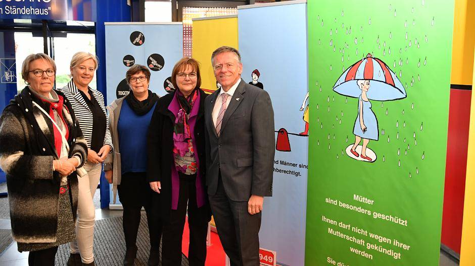 Janne Gronen, Heike Troles, Ursula Habrich, Ulrike Kreuels und Landrat Hans-Jürgen Petrauschke eröffneten die Ausstellung im Neusser Kreishaus.