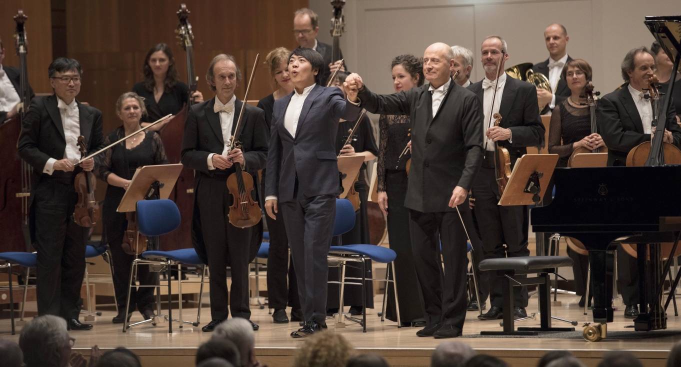  Begeisterter Applaus für Lang Lang, Paavo Järvi und die Deutsche Kammerphilharmonie Bremen in der Mercatorhalle. 