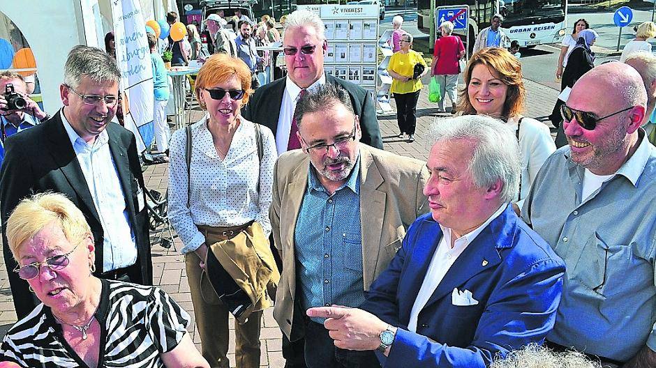  Volker Mosblech, Uwe Heider, Frank Börner, die Amtsleiterin des Amtes für Soziales und Wohnen der Stadt Duisburg, Andrea Bestgen-Schneebeck, sowie Frank Börner informierten sich beispielsweise bei Volker Dittrich (l), Geschäftsführer der WoGe Ruhrgebiet. 