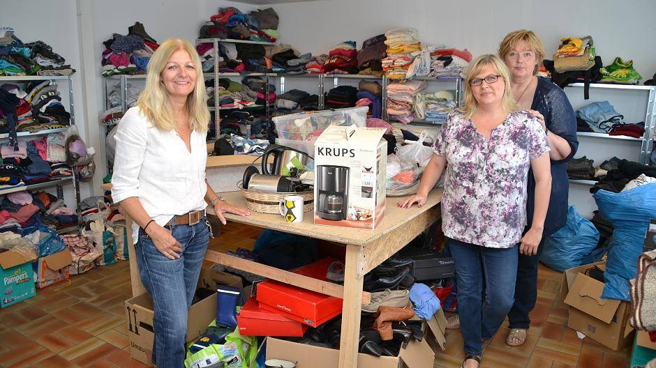 „Sortieren ist viel Arbeit“: Mo Barthelmes, Bijanka Bürgi und Marion Rossocha im Spendenlager.