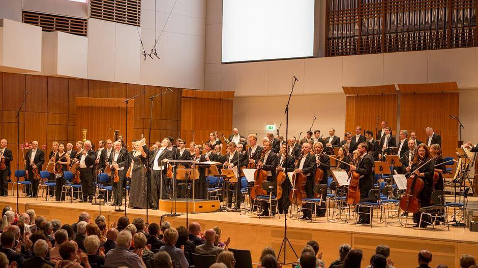  „Endlich wieder hier“: Anja Kampe, Giordano Bellincampi, die Duisburger Philharmoniker und irgendwie auch das klatschende Publikum selbst baden im Applaus in der „teuren Halle“. 