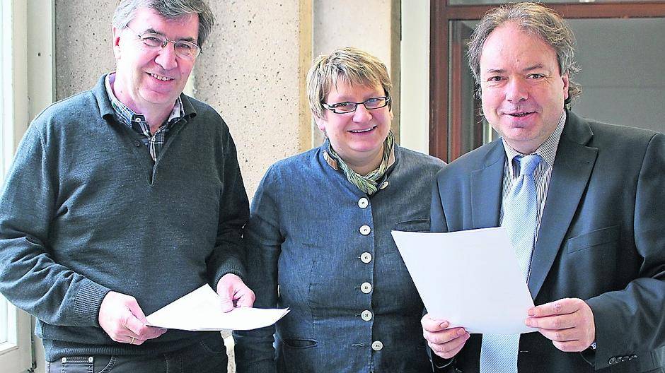 Zahlenstudium: Die CDU-Fraktion traf sich zu einer Klausurtagung, um den Haushaltsentwurf der Stadtverwaltung zu beraten. Im Rathaus stellten die Ergebnisse vor: Fraktionsvorsitzender Philibert Reuters (r.) sowie seine Stellvertreter Britta Oellers und Jürgen Wettingfeld.