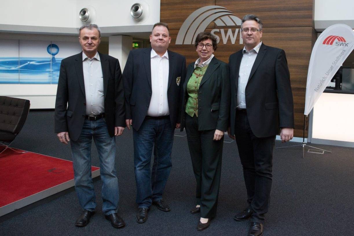 Andre Schicks (2.vl.) zwischen Manfred Fothen (l., HSG Krefeld), Dorothee Winkmann von Sponsor SWK und Thomas Wirtz (r., HSG Krefeld).