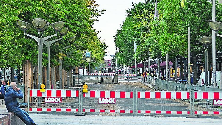  Das Pflaster der Königstraße war schon seit Jahren rissig, mit Teer verfüllt und/oder uneben. Dies wird derzeit beseitigt. 