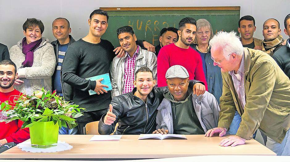 Clemens Hillebrand (r), Uta Brust (l) und Frau Timme von der Bürgergemeinschaft Filder Straße freuen sich gemeinsam mit den „Jungs“ aus der Containerunterkunft über den neuen Lern- und Gemeinschaftsraum.