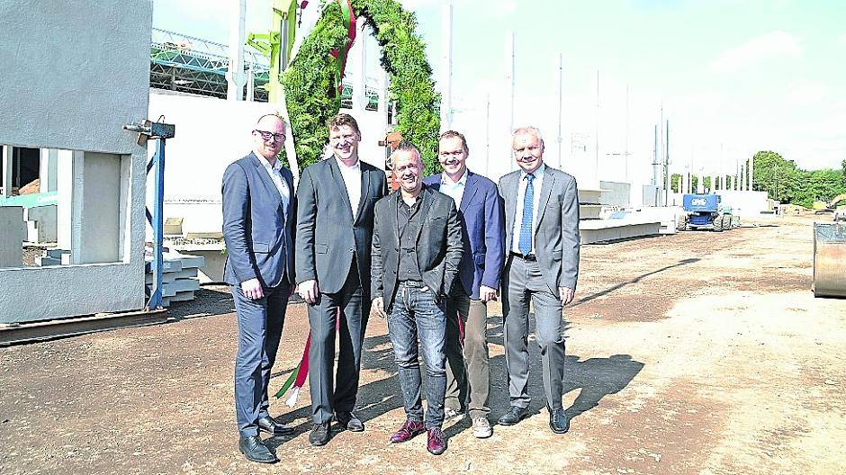  Oberbürgermeister Sören Link, Christof Prange von Goodman Germany, Torsten Toeller, Gründer und Inhaber der Fressnapf-Gruppe, Alfred Glander, Geschäftsführer Ware der Fressnapf-Gruppe, und Markus Teuber, Generalbevollmächtigter der Duisburger Hafen AG (v. links), freuten sich über den zügigen Baufortschritt. 