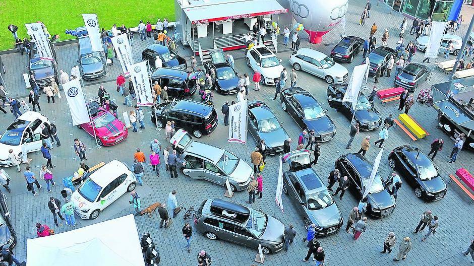 Die großflächige Präsentation der Fahrzeuge sorgt bei Lack und Chrom dafür, dass nicht nur die Fahrzeuge gut wirken, sondern auch für genügend Raum, um zwischen den Autos zu bummeln. 