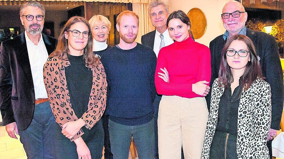  Der Osterather und frühere Kanzler der Kunstakademie Prof. Peter Michael Lynen stellte die Preisträger und ihre Arbeiten vor. 