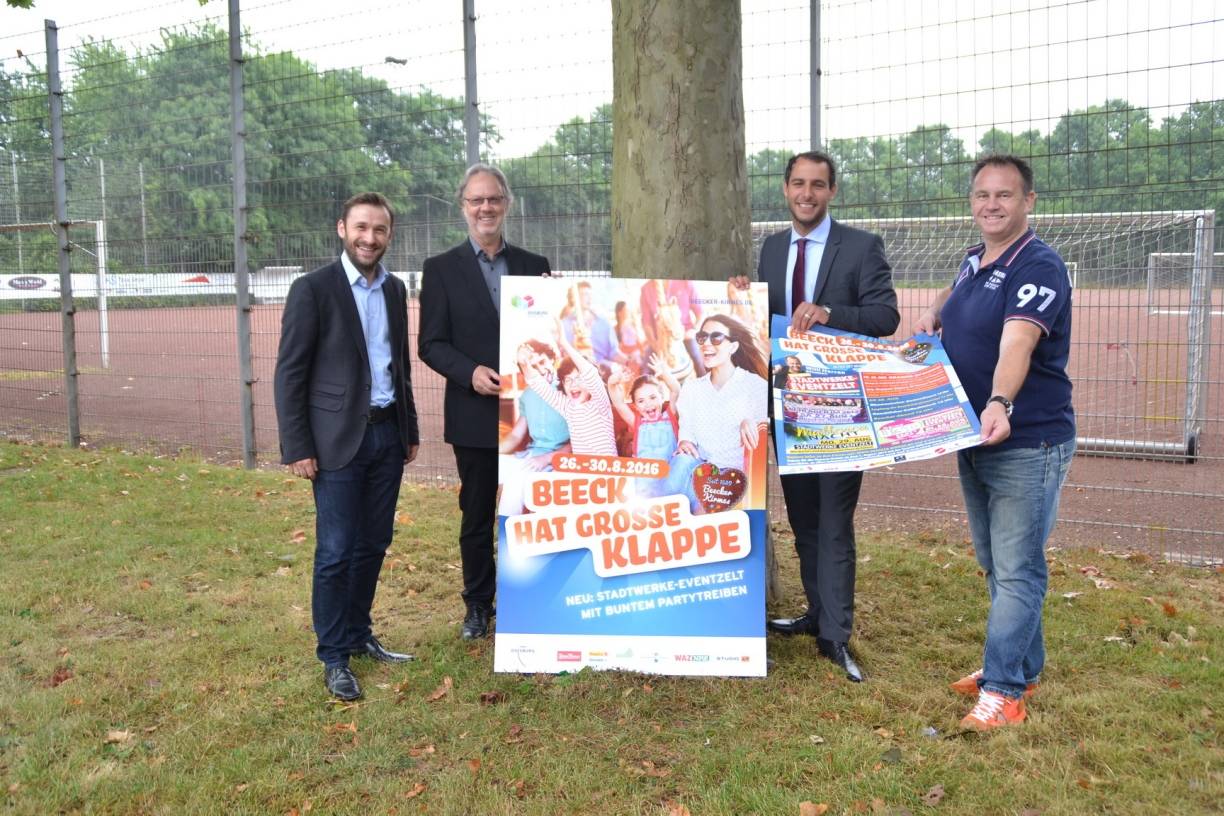 Die Organisatoren präsentierten das Plakat vor dem Standort des bald zu installierenden Festzelts.