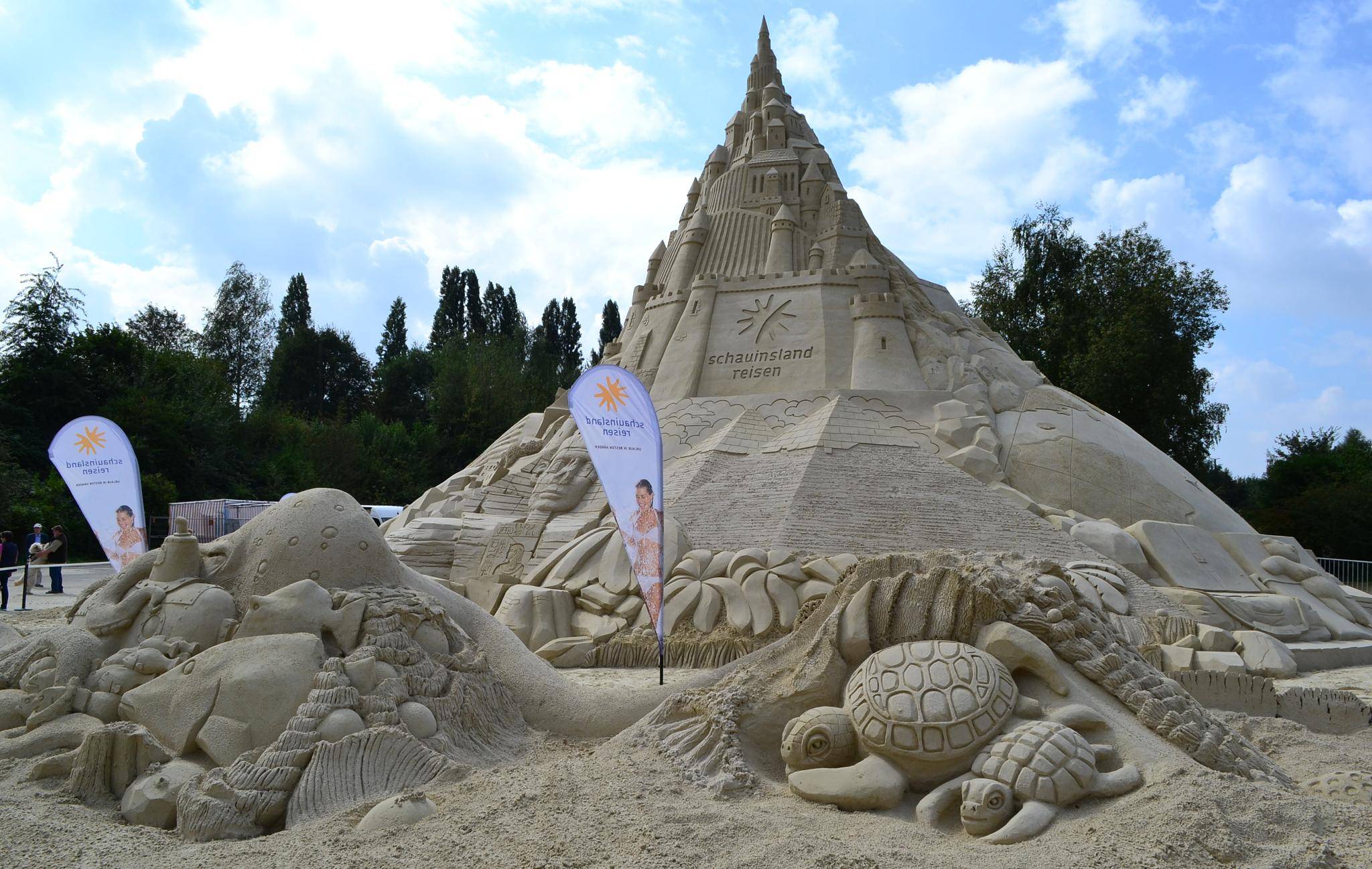 Viele Menschen schauen sich die Burg von allen Seiten...