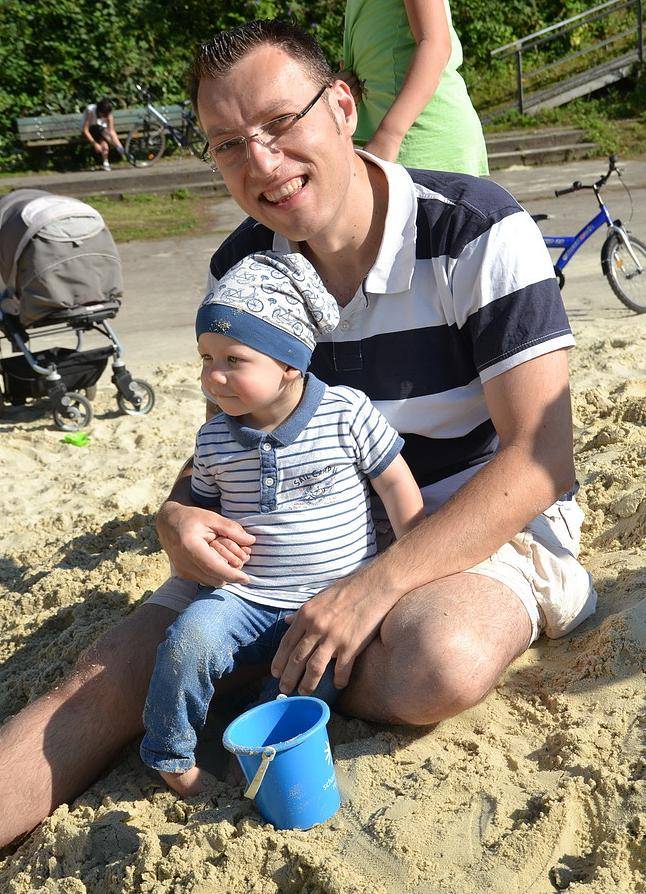 Kleinere Kinder, wie Emil, bekamen Hilfe von den Eltern. Auch Vater Patrick war ganz...