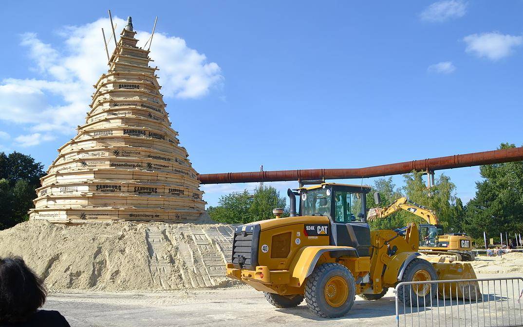 Die Sandbauleute räumten derweilen Bagger und Planierraupen an die Seite, denn die...