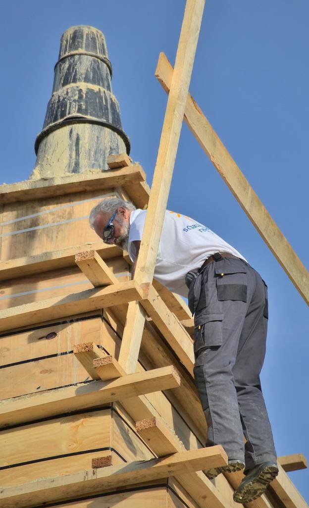 Derweilen kletterten die Künstler am "Rohbau"...