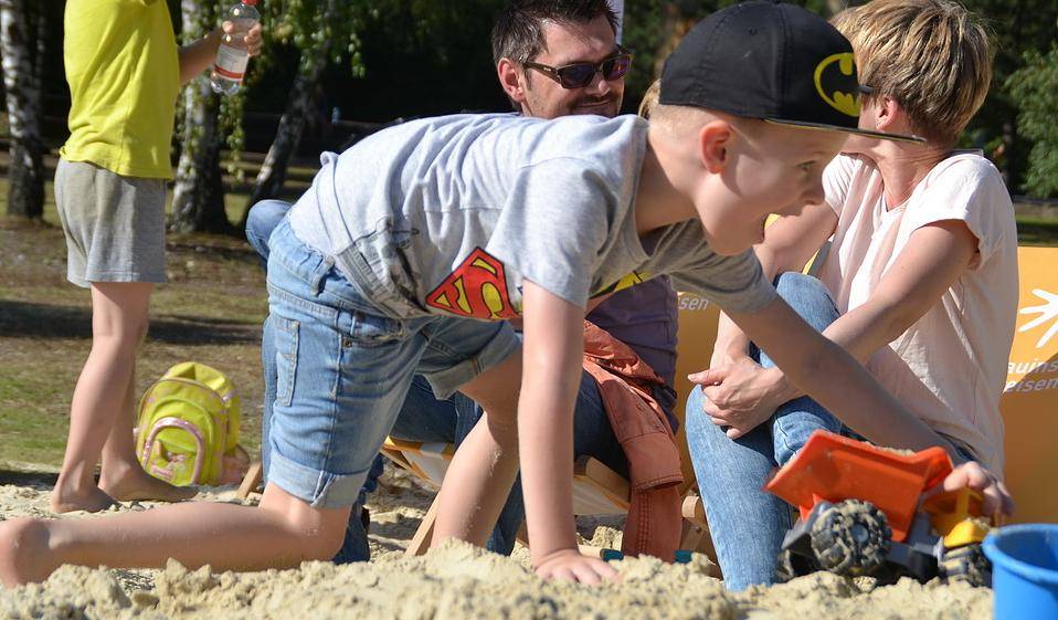 Während die Kinder (hier zum Beispiel Ben aus Plauen) ihre eigenen Sandkonstruktionen...