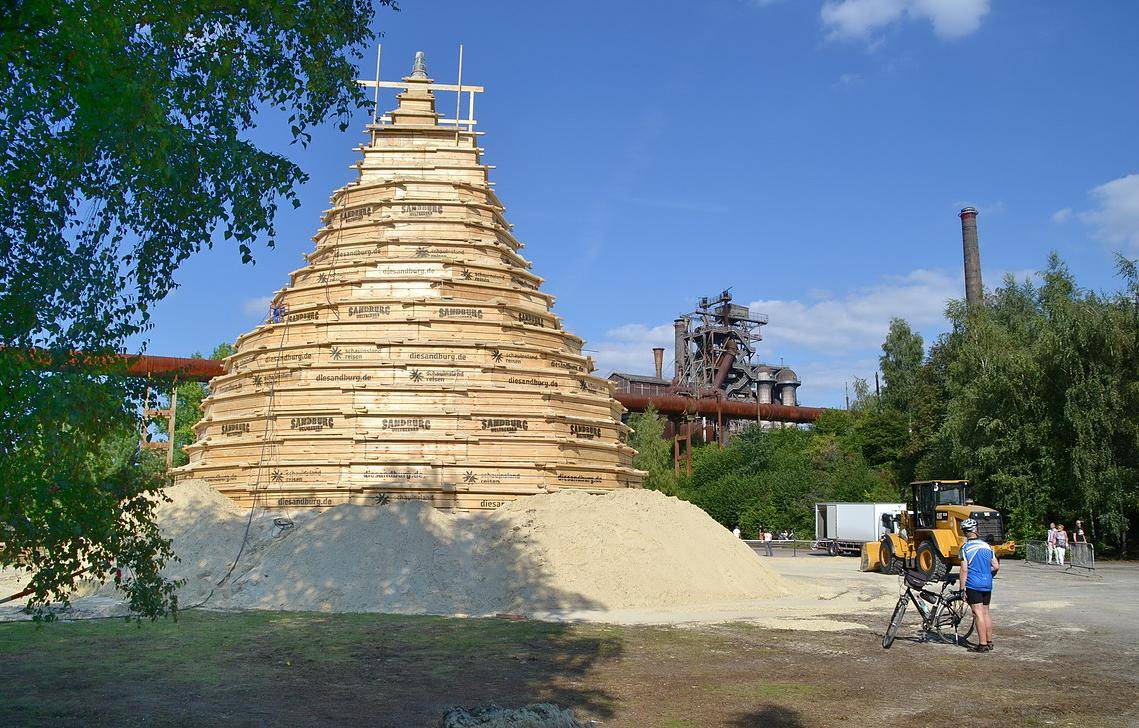 Derzeit stehen nicht etwa die Hochöfen im Blickpunkt des Besucherinteresses, sondern...