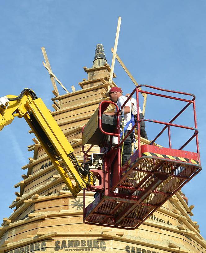 Am Dienstagmorgen wurde dann das Werkzeug zum "Schnitzen" in luftige Höhe gebracht. Der...