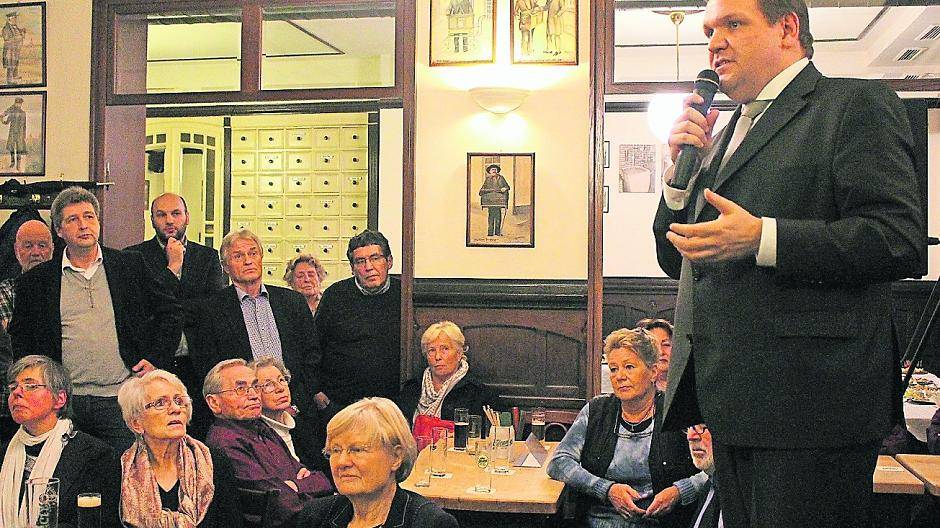  Wirkendes Wort: Eigentlich sollte Oberbürgermeister Frank Meyer auf der SPD-Versammlung im Gleumes nur ein Grußwort sprechen. Aber daraus wurde eine spannende Anleitung zur Rahmengestaltung der Zukunft Krefelds. Auch Parteichef Ralph-Harry Klaer (stehend links vorne) hörte aufmerksam zu. 