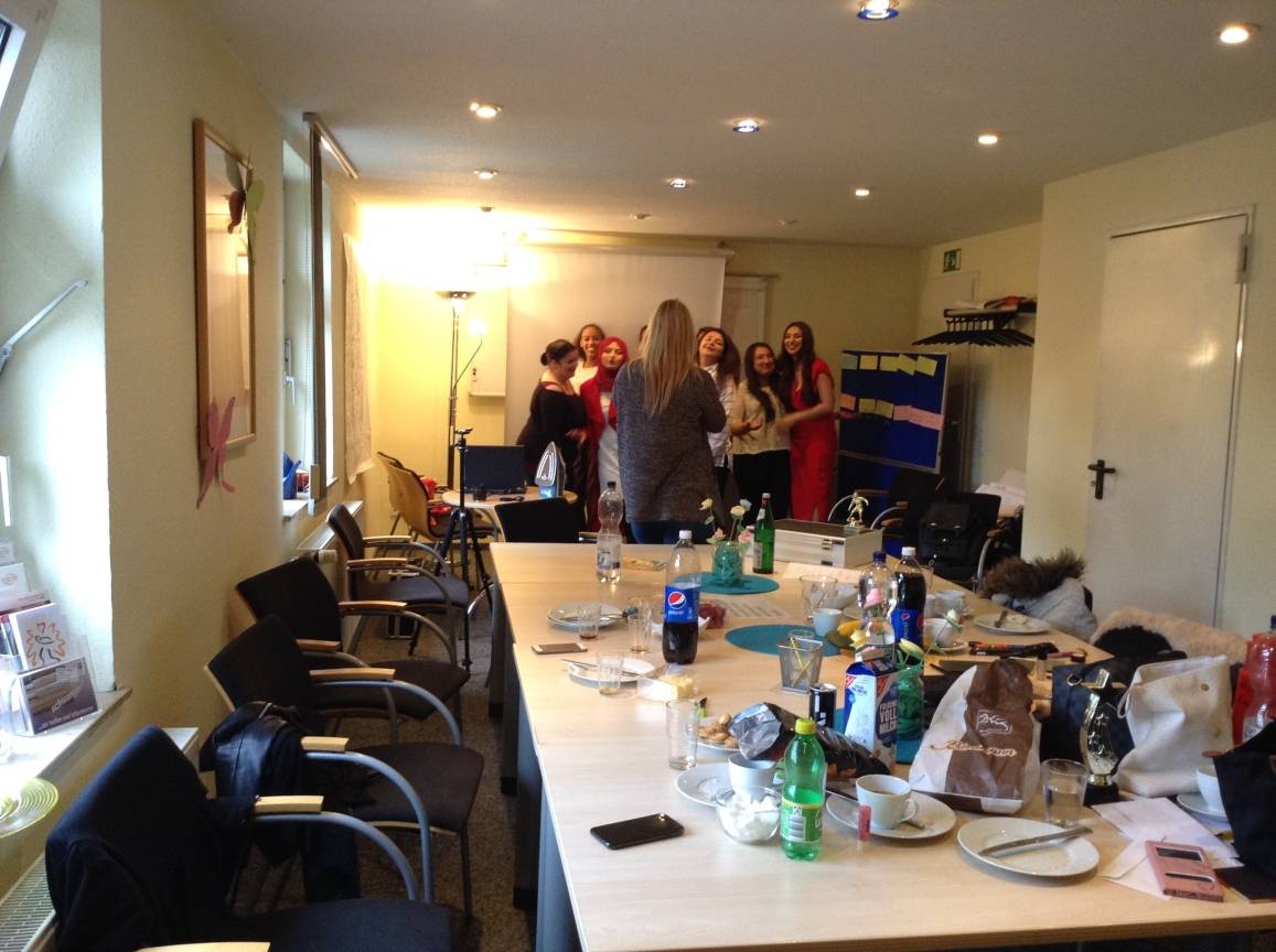  Workshop Designwelt Mädchen: Yasemin Köksür und die Teilnehmerinnen lassen werden von Julia Maryniak fotografiert. 