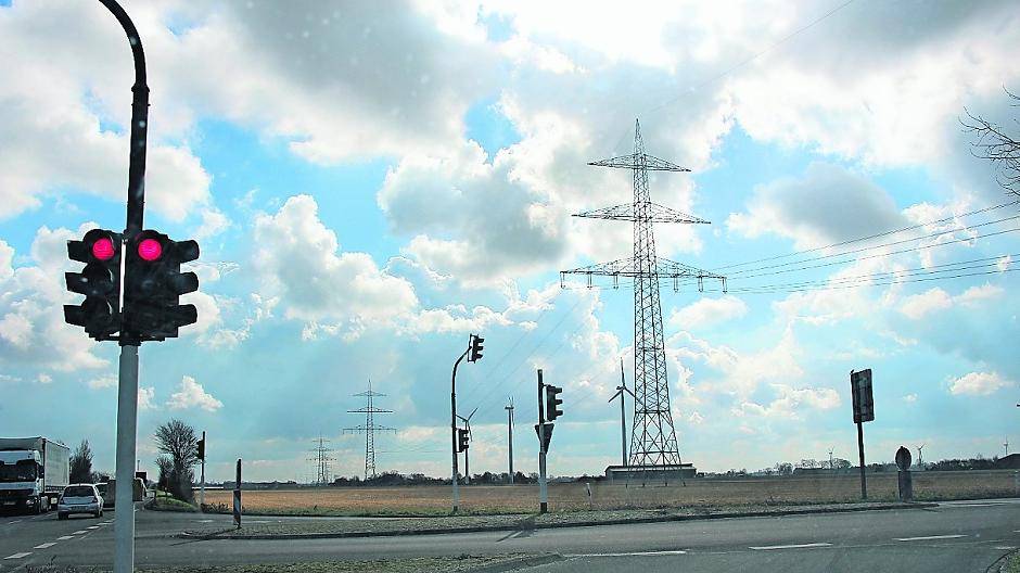  Dunkle Wolken über der B 509: An der Kreuzung in Hüls wird die Sanierungsmaßnahme im April begonnen. Dann arbeiten sich die Tiefbauer weiter über Kempen vor. 