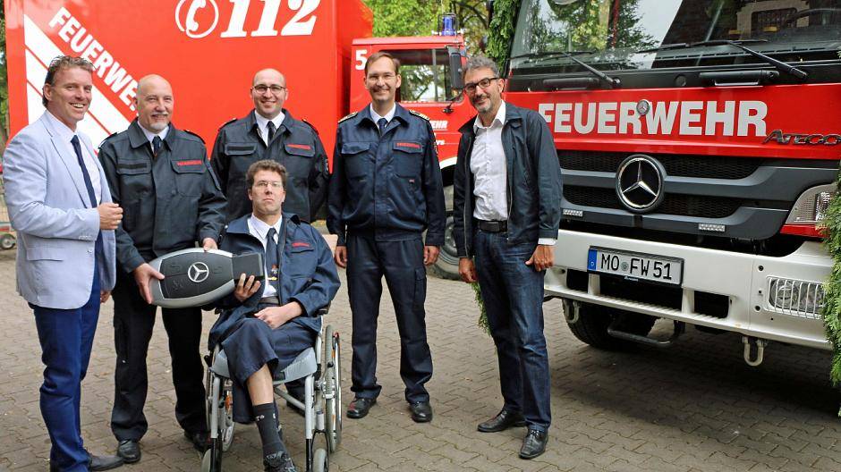 Bürgermeister Christoph Fleischhauer, Holger Pannen, Jörg Döpp (v.), Mathias Zimmer, Wehrführer Christoph Rudolph und Technischer Beigeordneter Thorsten Kamp (v.l.) freuen sich über das neue Fahrzeug.