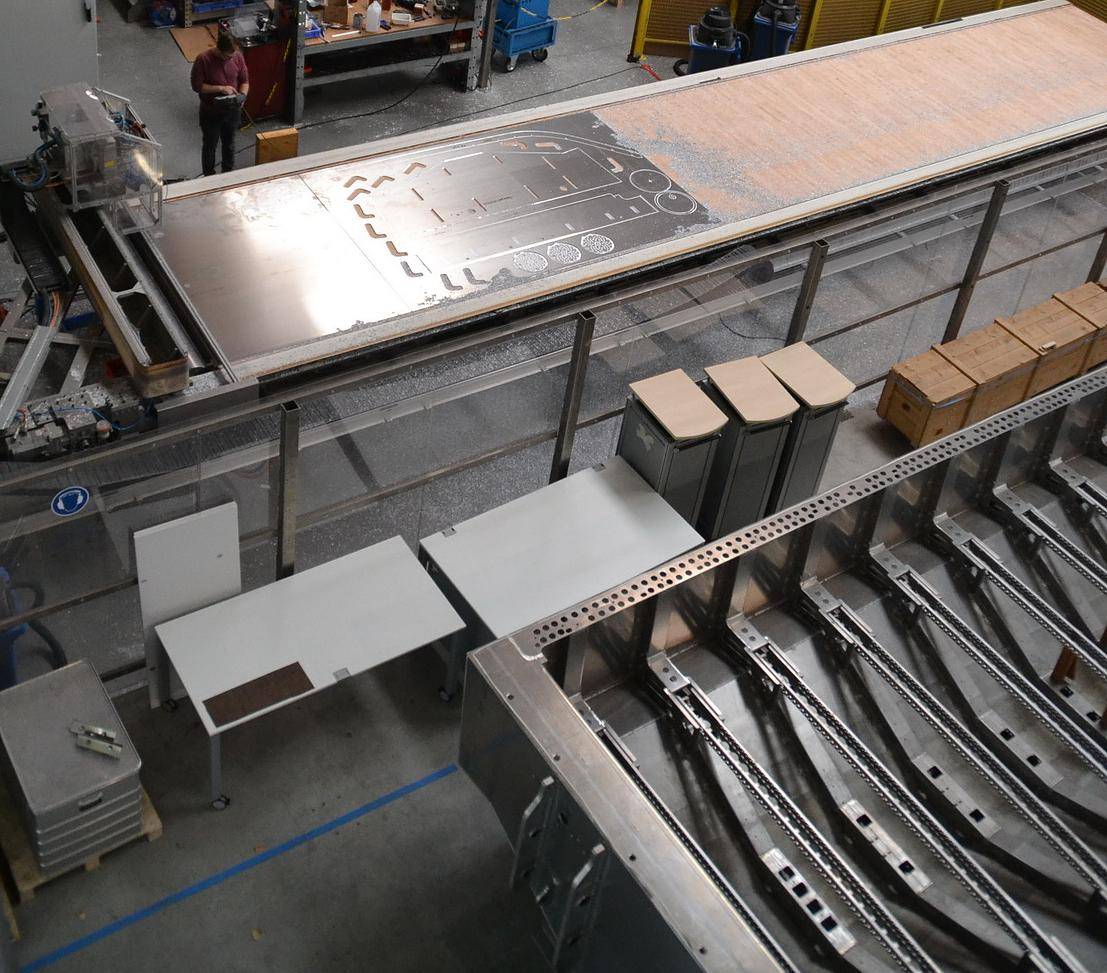 Die einzelnen Bauteile werden gelasert (im Bild oben links) und anschließend per...