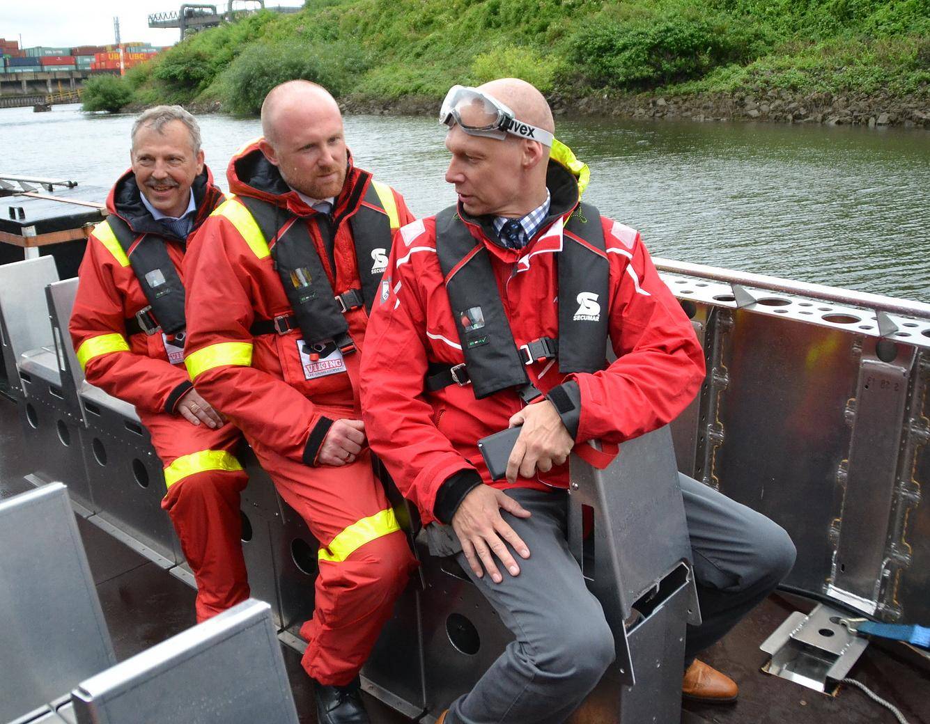 Bevor es mit rund 80 Stundenkilometern über den Rhein ging erläuterte...